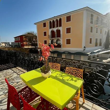 アパート Bright Duplex In The Heart Of Port 1 グリモー